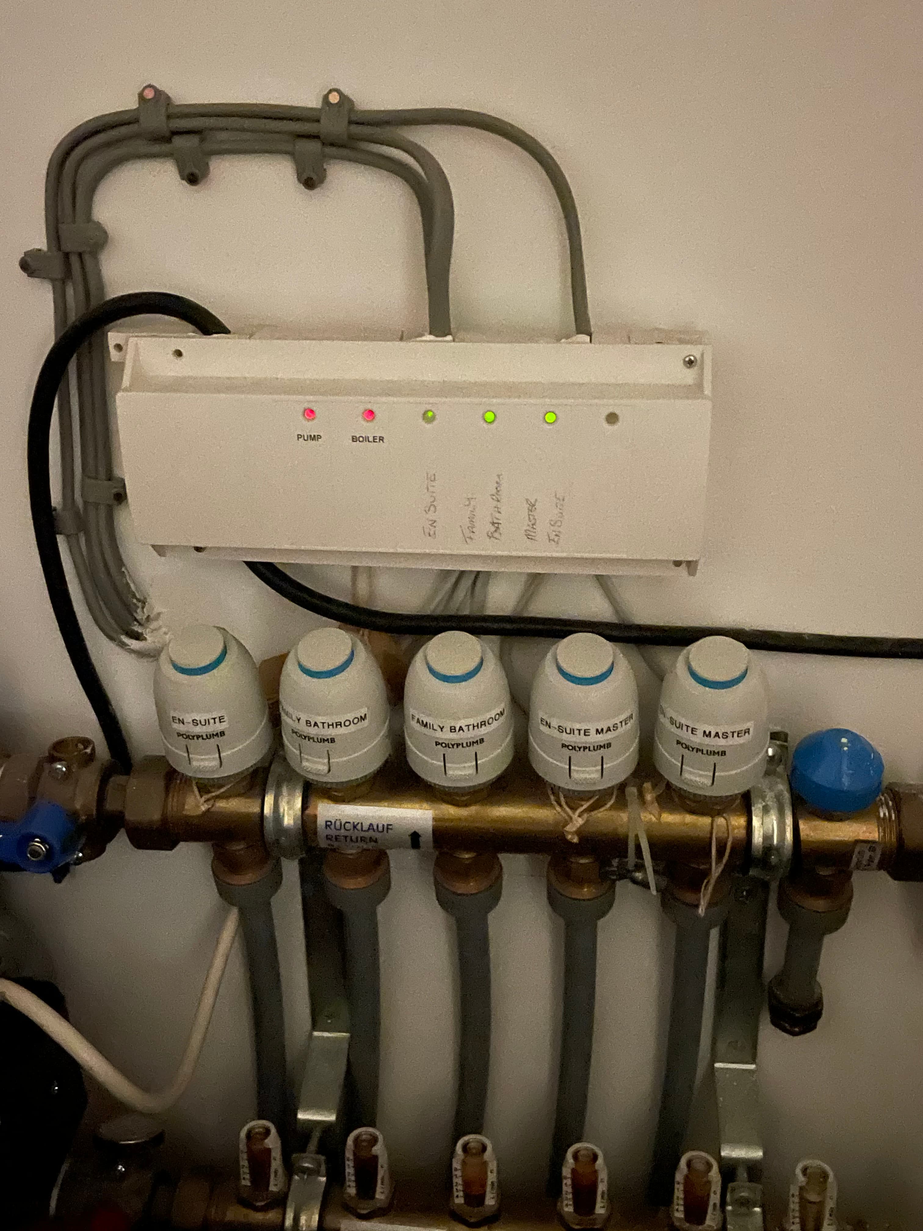 Underfloor heating manifold controls